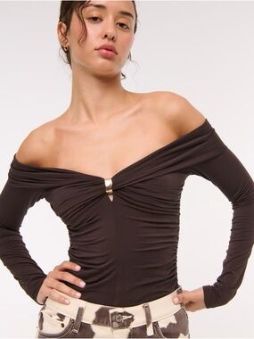 Abercrombie Chocolate brown Off-The-Shoulder Hardware Top size M 🛍️